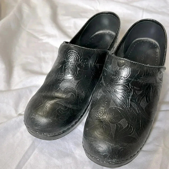 LL Bean Women's Black Leather Slip On Floral Embossed Nursing Work Clogs 9 M - Picture 1 of 7